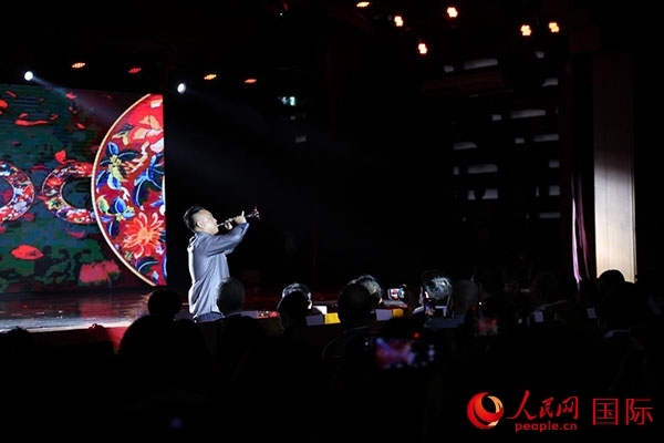 演出現(xiàn)場(chǎng)，演員帶來嗩吶獨(dú)奏《看秧歌》。人民網(wǎng)記者 楊一攝