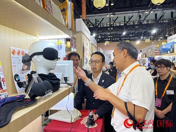 日本駐華大使金杉憲治（左二）參觀2024年服貿會日本館。人民網記者 盛楚宜攝