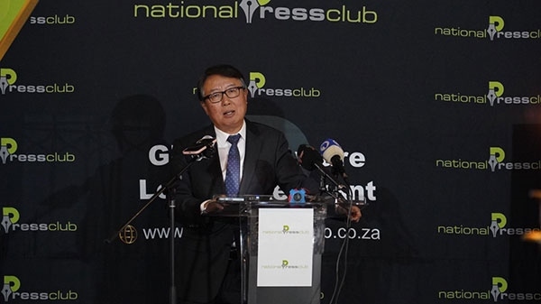 駐南非大使吳鵬出席中國(guó)駐南非使館同南國(guó)家新聞俱樂(lè)部聯(lián)合舉辦的中非合作論壇峰會(huì)成果宣介會(huì)并發(fā)表主旨講話。人民網(wǎng) 劉暢攝