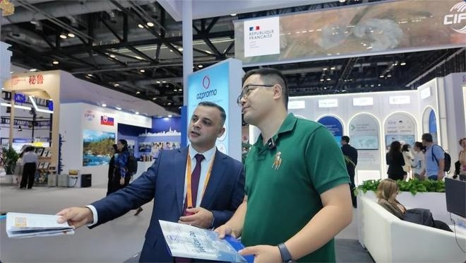 伊和·阿塔里扎德介紹阿塞拜疆產(chǎn)業(yè)園。人民網(wǎng)記者 楊倩攝