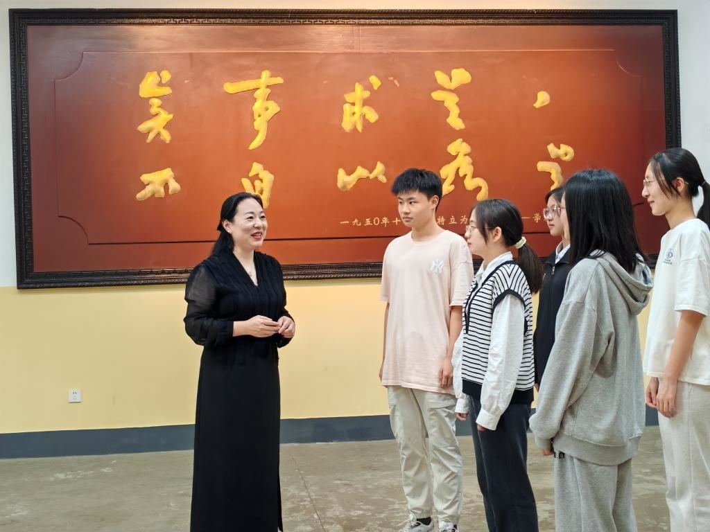 湖南第一師范學(xué)院思政課教師正在為學(xué)生講述紅色校史。（受訪者供圖）