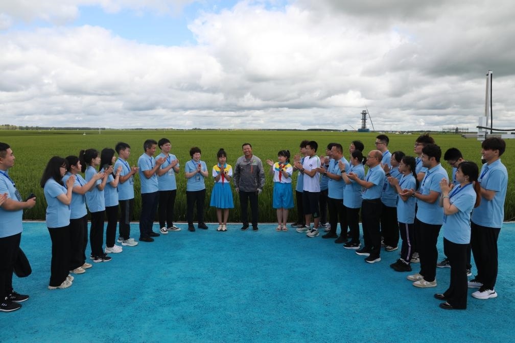 哈爾濱工業(yè)大學(xué)邀請(qǐng)農(nóng)業(yè)專家周德華為學(xué)生講授水稻種植的故事。新華社發(fā)