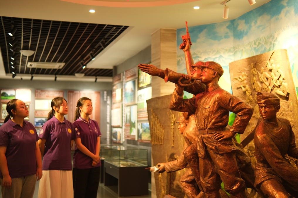 7月26日，南開大學(xué)實(shí)踐隊(duì)在環(huán)江革命陳列館了解毛南族人民在黨的領(lǐng)導(dǎo)下進(jìn)行革命斗爭的歷程。（受訪者供圖）