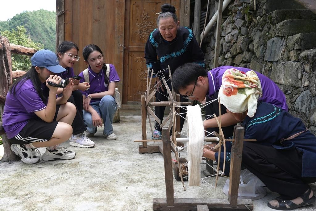 南開大學(xué)師生在貴州省雷山縣南猛村了解鄉(xiāng)村振興成就。（受訪者供圖）