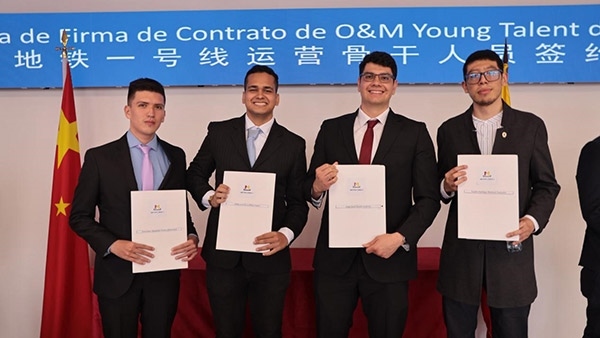 當(dāng)?shù)貢r間9月13日，40名哥倫比亞青年與中企承建運(yùn)營的波哥大地鐵一號線項(xiàng)目簽約，不久將前往中國進(jìn)行為期15個月的專業(yè)地鐵知識培訓(xùn)。圖為部分學(xué)員在簽約儀式上展示所簽的協(xié)議。 波哥大地鐵一號線項(xiàng)目供圖