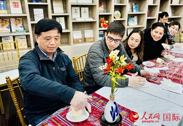 前來參加活動的利馬居民共同制作冰皮月餅。人民網(wǎng)記者 宋亦然攝