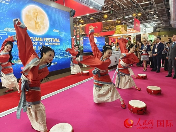 “你好！中國”展臺開幕式上的中國傳統(tǒng)舞蹈表演。人民網(wǎng)記者 尚凱元攝