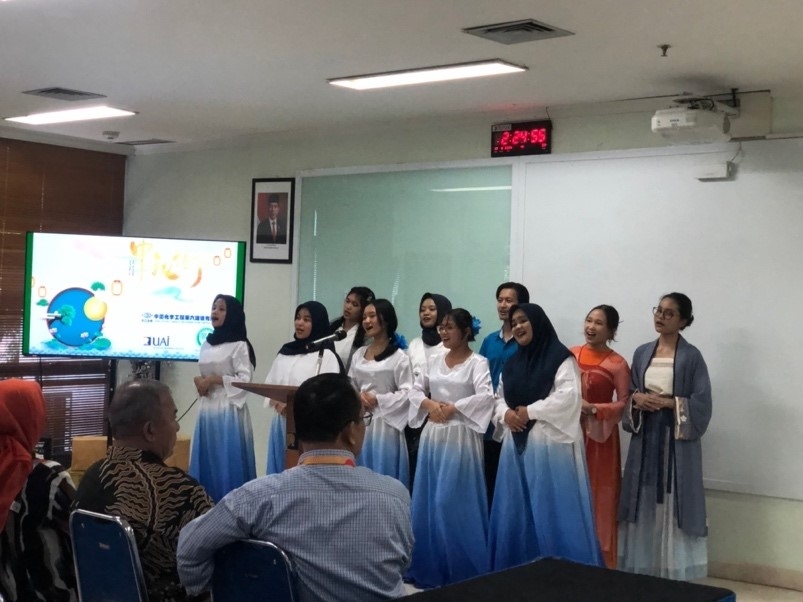 阿拉扎大學中文系學生演唱中文歌曲?；顒又鬓k方供圖