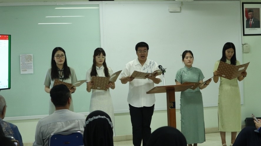 阿拉扎大學孔子學院志愿者教師表演詩朗誦。活動主辦方供圖