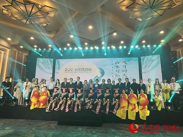 兩國嘉賓與中越藝術(shù)家現(xiàn)場合影。人民網(wǎng)記者 楊曄攝