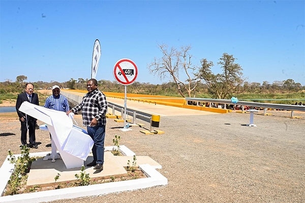 莫桑比克總統(tǒng)菲利佩·雅辛托·紐西（右）出席大橋通車儀式。中國電建供圖