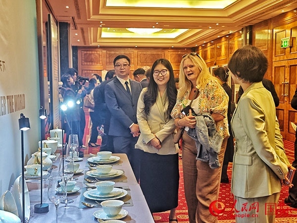 英國觀眾參觀“景德鎮(zhèn)制”區(qū)域品牌新品。人民網(wǎng)記者 邢雪攝