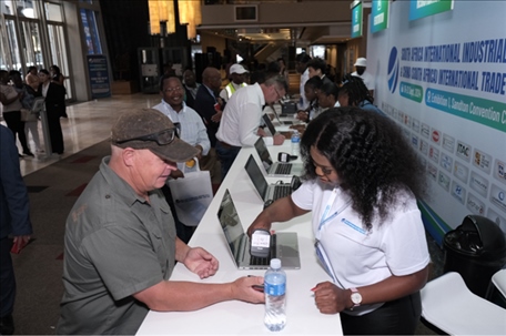 客商現(xiàn)場注冊參觀展會。主辦方供圖