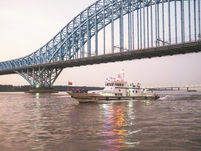 8月12日，長江航運(yùn)公安局南京分局組織民警輔警駕乘警用巡邏船在轄區(qū)水域開展巡邏檢查。江寧攝