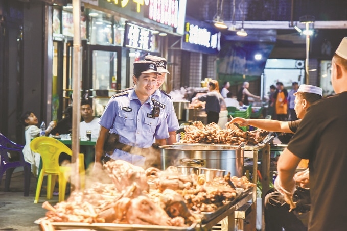 8月9日，甘肅省華亭市公安局組織民警輔警在夜市開展巡邏檢查。張亞強(qiáng)攝