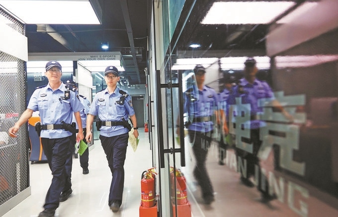 ▲7月6日，山西省新絳縣公安局龍興派出所組織警力對網(wǎng)吧等場所進(jìn)行集中治安檢查。高新生攝