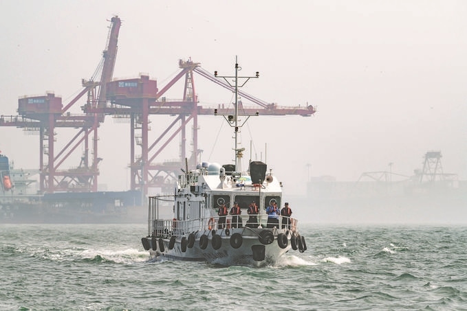 ?7月5日，秦皇島出入境邊防檢查站聯(lián)合秦皇島市公安局水陸巡特警支隊(duì)開展海上聯(lián)合巡航。陳凈萱攝