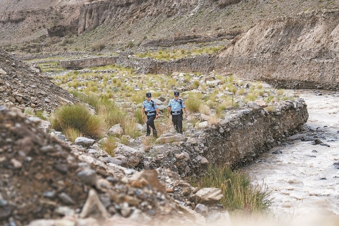 7月19日，新疆邊檢總站克州邊境管理支隊(duì)康蘇邊境檢查站民警輔警來到轄區(qū)烏恰縣康蘇水庫開展巡邏。明懿攝