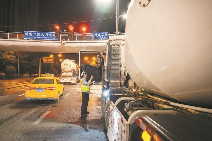 7月25日，陜西省西安市公安局交警支隊(duì)開展全市中重型貨車及面包車違法異地互查整治行動(dòng)。孫崇明攝