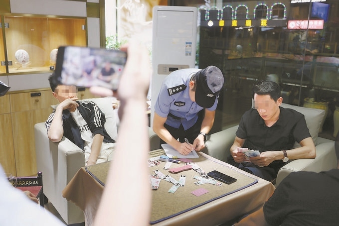 9月7日，云南省昆明市公安機(jī)關(guān)對棋牌室開展檢查。