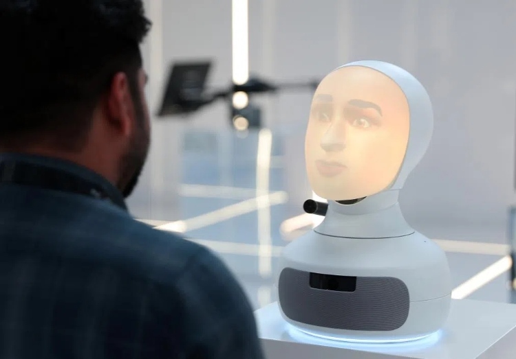 2024年9月12日，在沙特阿拉伯首都利雅得舉行的第三屆全球人工智能峰會上，一名參會者與“對話機(jī)器人”交流。新華社記者 王東震 攝