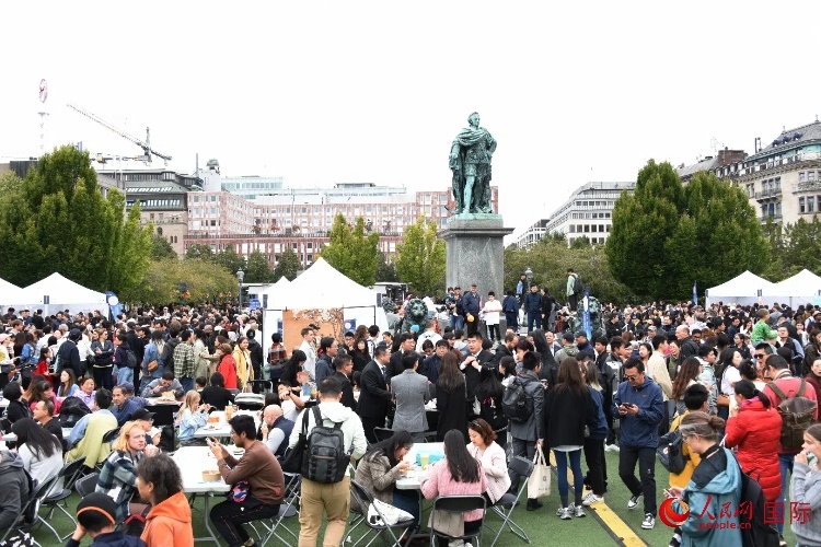 “天涯共此時(shí)——中秋游園會(huì)”在斯德哥爾摩國(guó)王花園舉辦。人民網(wǎng)記者 殷淼攝