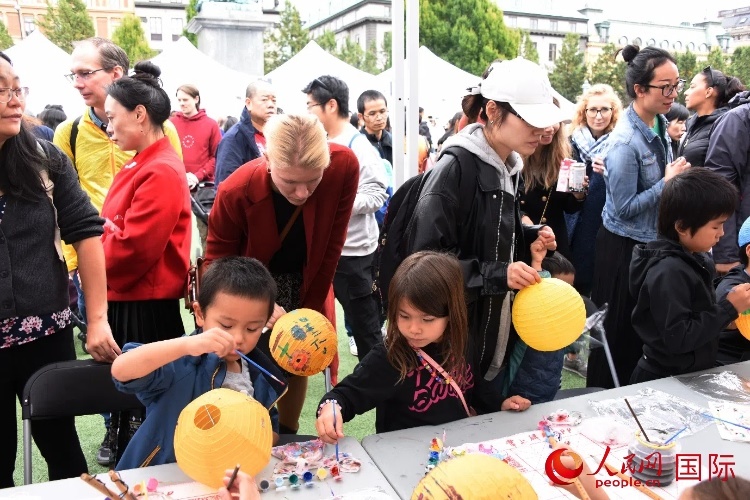 小朋友參加燈籠繪畫體驗(yàn)。人民網(wǎng)記者 殷淼攝