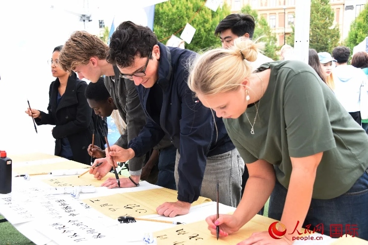 體驗(yàn)中國(guó)書法。人民網(wǎng)記者 殷淼攝