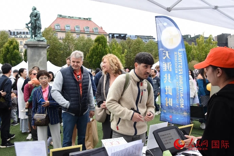 排隊(duì)等候品嘗中國(guó)美食的游客。人民網(wǎng)記者 殷淼攝