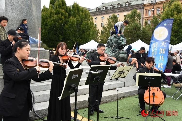 上海愛(ài)樂(lè)樂(lè)團(tuán)“快閃”活動(dòng)一瞥。人民網(wǎng)記者 殷淼攝