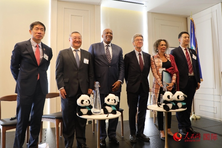 萊索托國(guó)王萊齊耶三世、中國(guó)常駐聯(lián)合國(guó)代表傅聰?shù)燃钨e出席活動(dòng)。人民網(wǎng)記者 李志偉攝