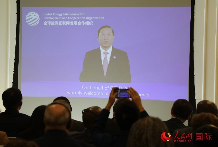 全球能源互聯(lián)網(wǎng)發(fā)展合作組織主席、中國(guó)電力企業(yè)聯(lián)合會(huì)理事長(zhǎng)辛保安通過(guò)視頻方式致辭。人民網(wǎng)記者 李志偉攝