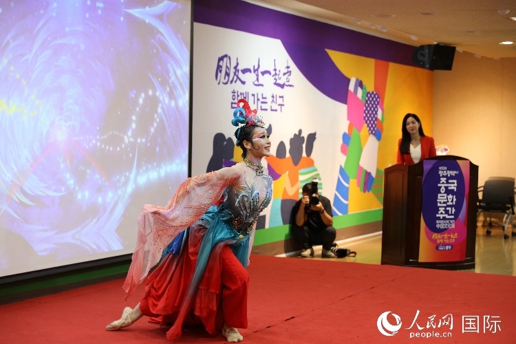 中國演員在中國文化周開幕式上表演舞蹈。人民網(wǎng)記者 莽九晨攝