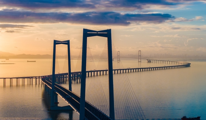 2024年6月27日，沐浴在晨曦中的深中通道（無人機照片）。新華社記者毛思倩 攝