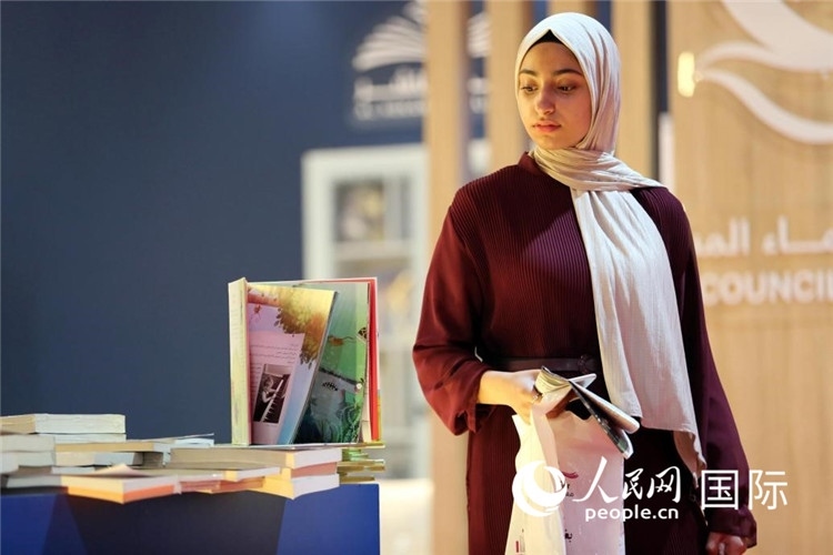 一名女性走過展臺。人民網(wǎng) 奧馬爾·哈利勒攝