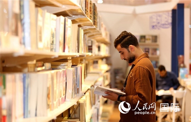 一位民眾在讀書。人民網(wǎng)中東中心分社奧馬爾·哈利勒攝
