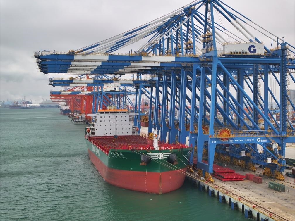 2月23日拍攝的廣西北部灣港欽州港區(qū)的碼頭堆場（無人機照片）。新華社記者 周華 攝