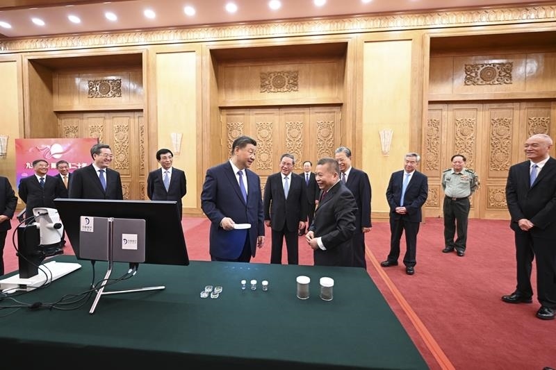 △2024年9月23日，習(xí)近平總書記等參觀月球樣品和探月工程成果展覽。