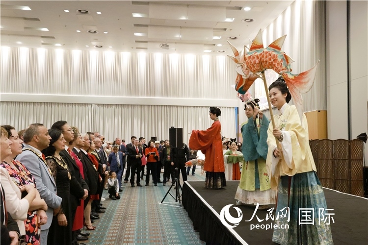 2、留學(xué)生表演了漢服展示《絲路霓裳》。邢雪攝