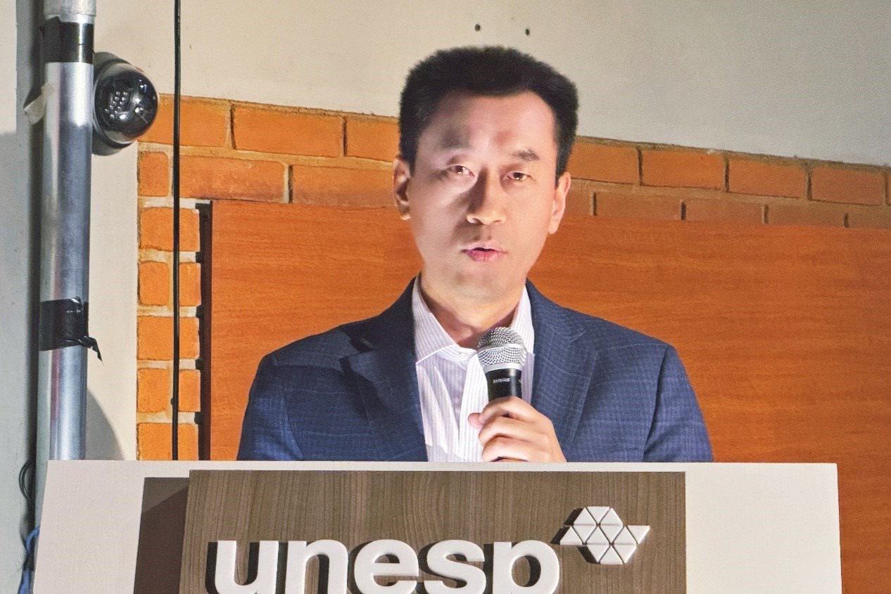 中國駐圣保羅總領(lǐng)事館副總領(lǐng)事田玉震在活動中致辭。圣保羅州立大學(xué)孔子學(xué)院供圖