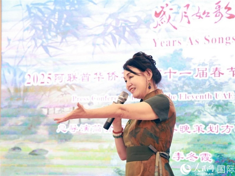 第十一屆阿聯(lián)酋華僑華人春晚組委會總策劃兼總導演李冬霞介紹晚會籌備情況。人民網(wǎng)記者 管克江攝