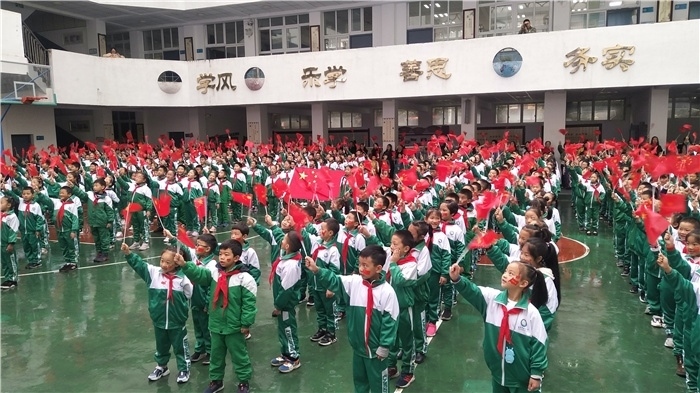 發(fā)揮全環(huán)境協(xié)同育人，康定市回民小學(xué)學(xué)生從小牢固樹立愛國主義精神。資料圖片