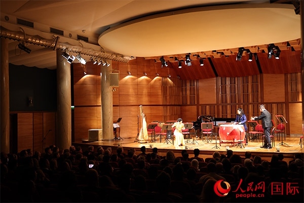 中國(guó)歌劇舞劇院的音樂(lè)家表演京劇曲牌《夜深沉》。人民網(wǎng)記者 禹麗敏攝