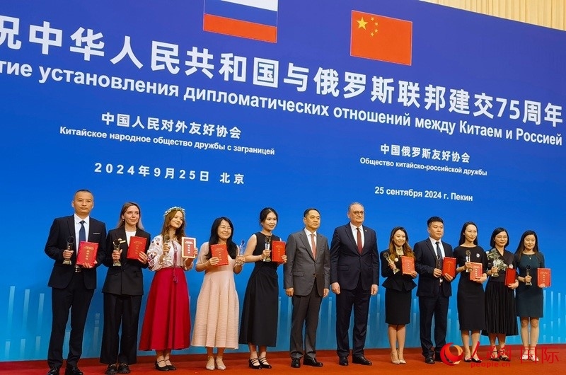 楊萬明會(huì)長和莫爾古洛夫大使為10位中俄青年友好微視頻創(chuàng)意大賽獲獎(jiǎng)代表頒獎(jiǎng)。人民網(wǎng)記者 李明琪攝