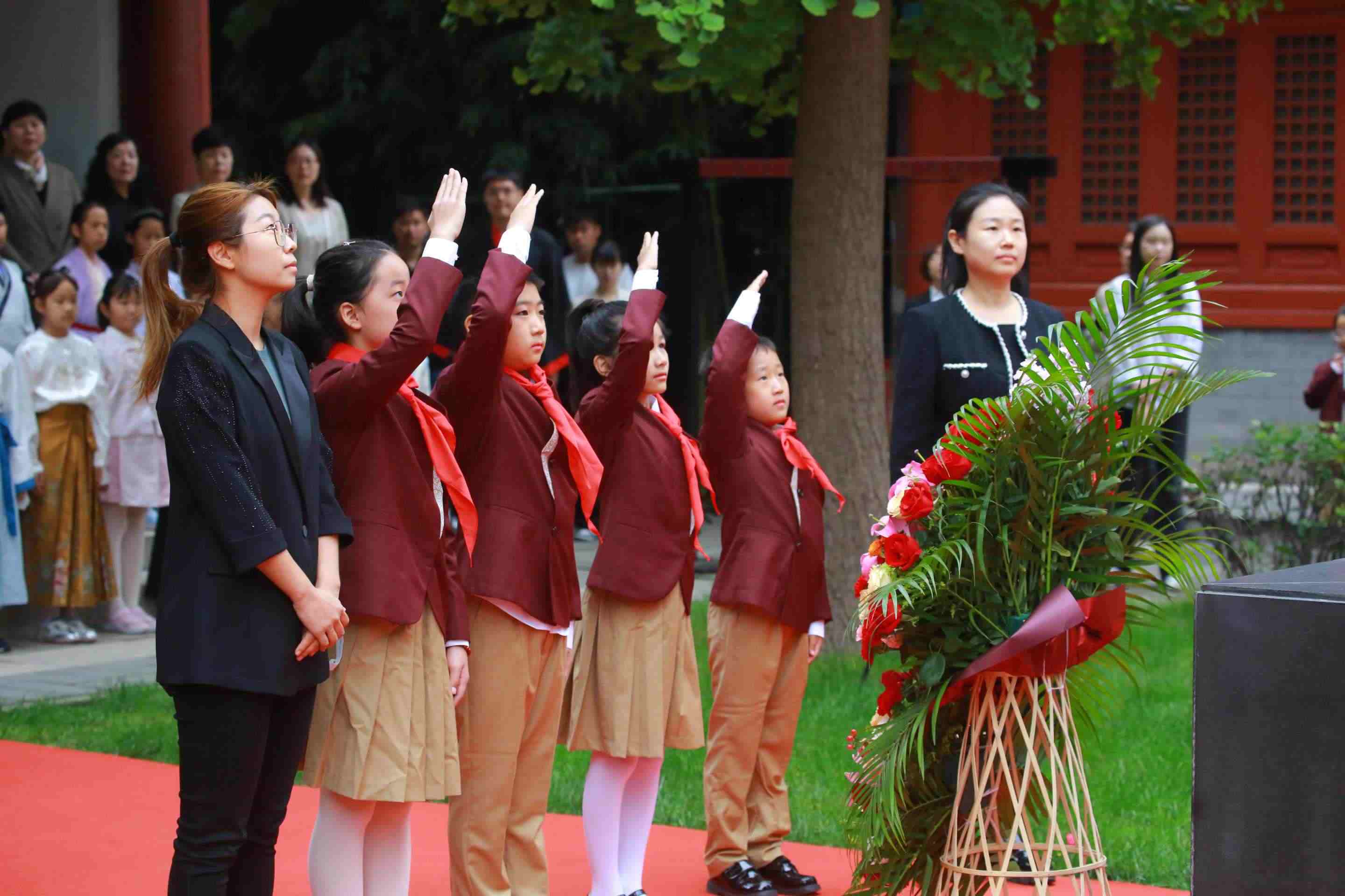 少先隊員敬獻(xiàn)花籃。校方供圖