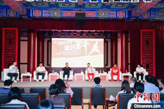 吳愉、王德新、沈?qū)W軍、江海東、朱曉蕾與在座同學(xué)們分享個(gè)人的體育故事與成長(zhǎng)感悟。上海市港澳辦供圖