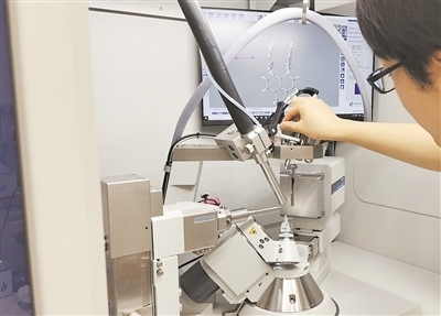 科研人員使用X射線衍射儀研究σ鍵。圖片來源：日本北海道大學(xué)