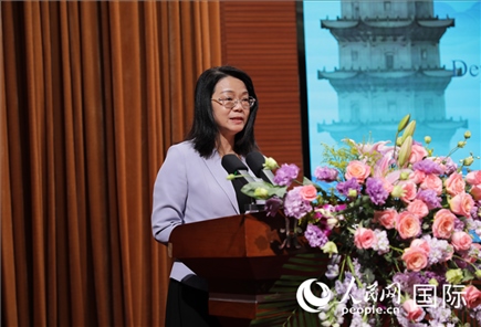 福建省人民政府外事辦公室副主任黃劭蓉在“走進中華文明——海絲印記 世遺泉州”主題人文交流活動中致辭。人民網(wǎng) 王婧攝