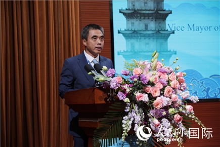 泉州市人民政府副市長姚飛在“走進中華文明——海絲印記 世遺泉州”主題人文交流活動中致辭。人民網(wǎng) 王婧攝