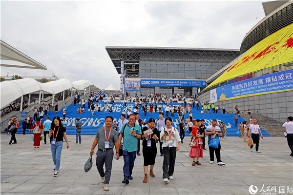 第二十一屆東博會(huì)展館外，參觀者步行離場(chǎng)。人民網(wǎng)記者趙益普攝